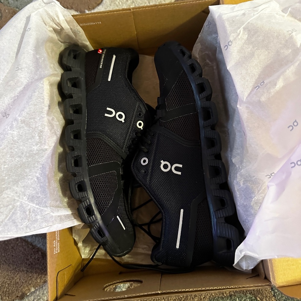 ON Cloud 5 shoes - women’s size 8 - all black